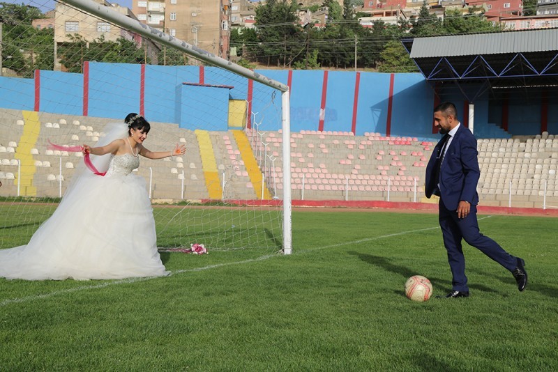 Hakimə etiraz etdi, aşiq oldu, evləndi - Fotolar Hakimə etiraz etdi, aşiq oldu, evləndi - Fotolar