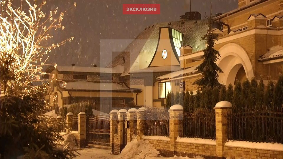 Deputatın villasından arvadının milyonluq çantası oğurlandı