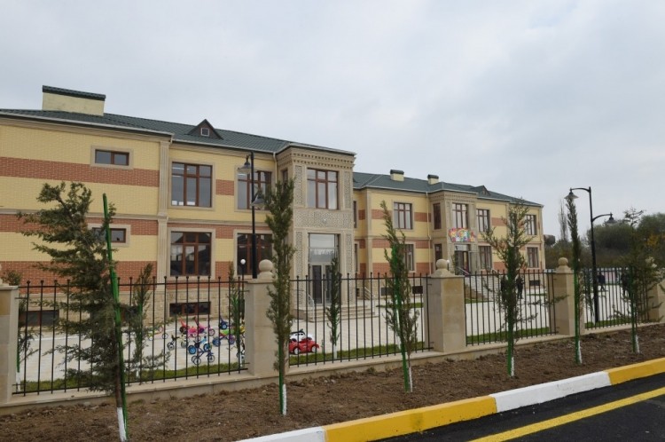 İlham Əliyev məktəb binasının açılışında - Fotolar