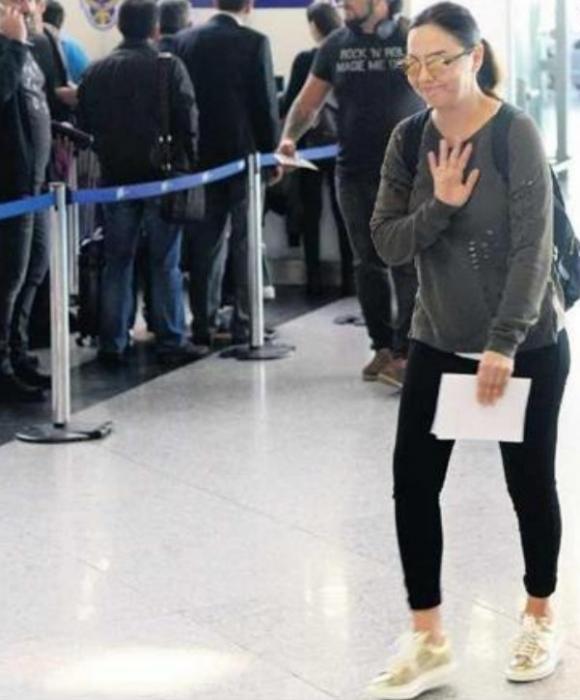 Ebru G&uuml;ndeş bu dəfə &ouml;zəl təyyarəsiz yola d&uuml;şd&uuml; -  Foto