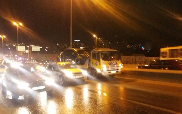 Bakıda &ldquo;Lexus&rdquo; yandı, tıxac var -  Foto