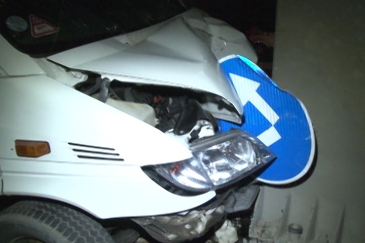  Bakıda mikroavtobus dirəyə çırpıldı - Foto