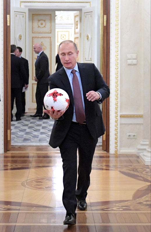 Putin Kremldə futbol oynadı - Fotolar