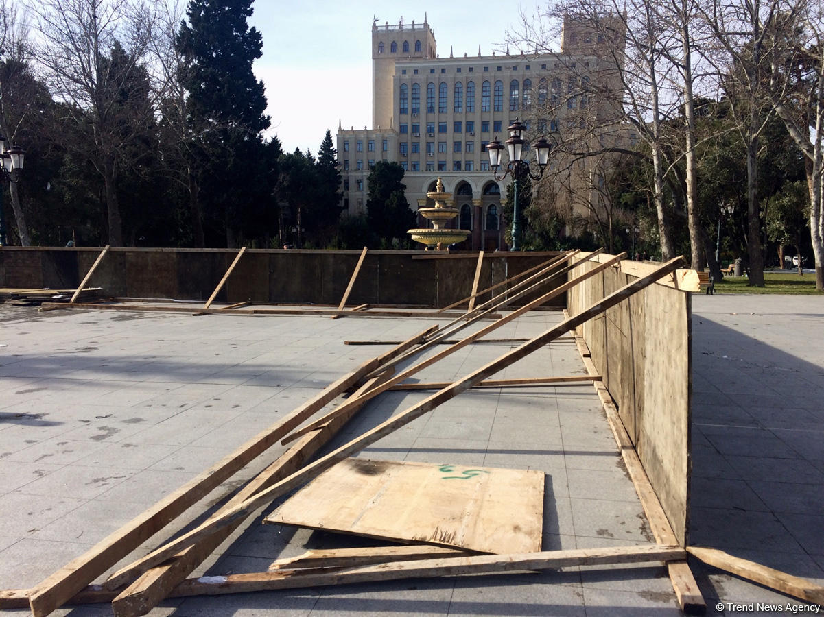 Cavid parkının qarşısında yeraltı keçid tikilir - Foto Cavid parkının qarşısında yeraltı keçid tikilir - Foto