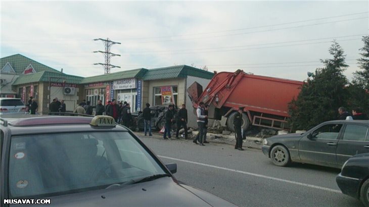 Sabunçuda ağır qəza - İki avtomobil yararsız hala düşdü + Fotolar Sabunçuda ağır qəza - İki avtomobil yararsız hala düşdü + Fotolar