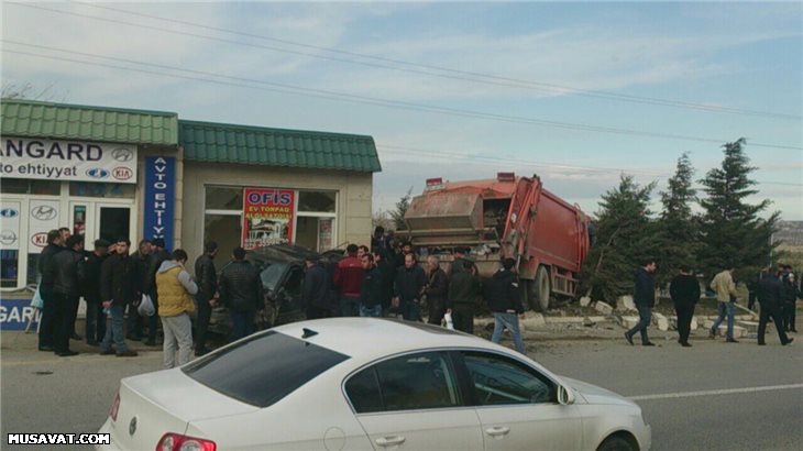 Sabunçuda ağır qəza - İki avtomobil yararsız hala düşdü + Fotolar Sabunçuda ağır qəza - İki avtomobil yararsız hala düşdü + Fotolar