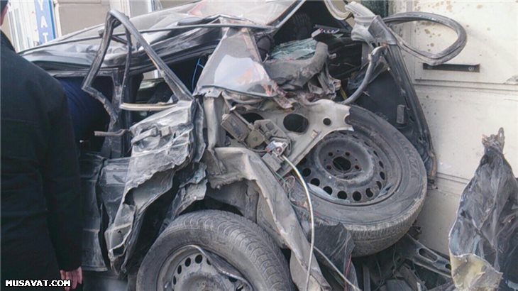 Sabunçuda ağır qəza - İki avtomobil yararsız hala düşdü + Fotolar Sabunçuda ağır qəza - İki avtomobil yararsız hala düşdü + Fotolar