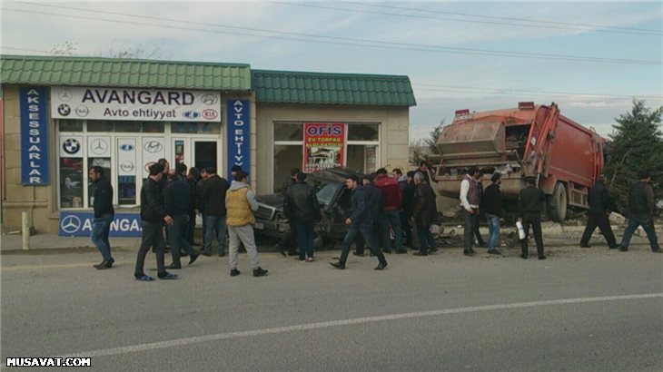 Sabunçuda ağır qəza - İki avtomobil yararsız hala düşdü + Fotolar Sabunçuda ağır qəza - İki avtomobil yararsız hala düşdü + Fotolar