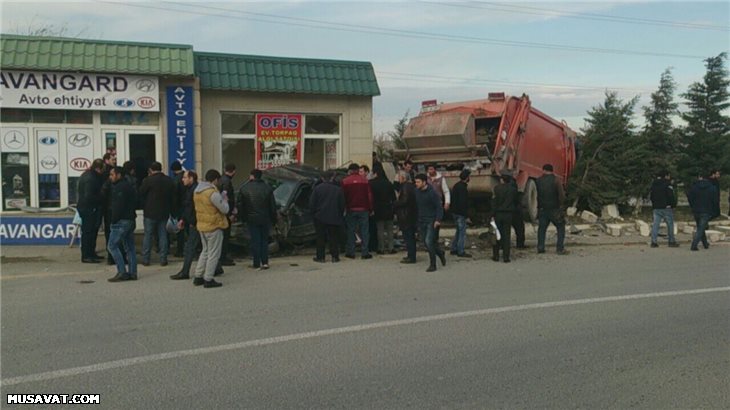 Sabunçuda ağır qəza - İki avtomobil yararsız hala düşdü + Fotolar Sabunçuda ağır qəza - İki avtomobil yararsız hala düşdü + Fotolar