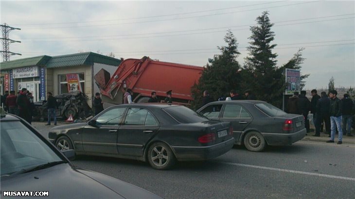 Sabunçuda ağır qəza - İki avtomobil yararsız hala düşdü + Fotolar Sabunçuda ağır qəza - İki avtomobil yararsız hala düşdü + Fotolar