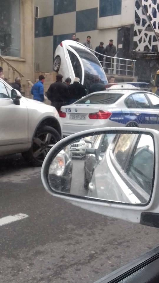 Bakıda “Hyundai” ikinci mərtəbədən aşdı - Foto Bakıda “Hyundai” ikinci mərtəbədən aşdı - Foto