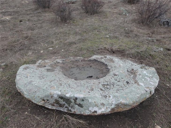 Ermənilər Qarabağda daş plitələr tapıblar - Fotolar