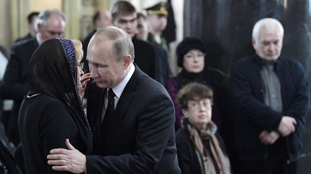 Karlovu Putin şəxsən yola saldı - Dəfndən fotolar