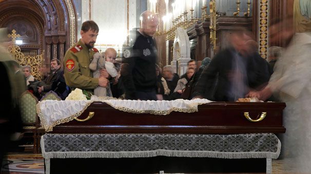 Karlovu Putin şəxsən yola saldı - Dəfndən fotolar