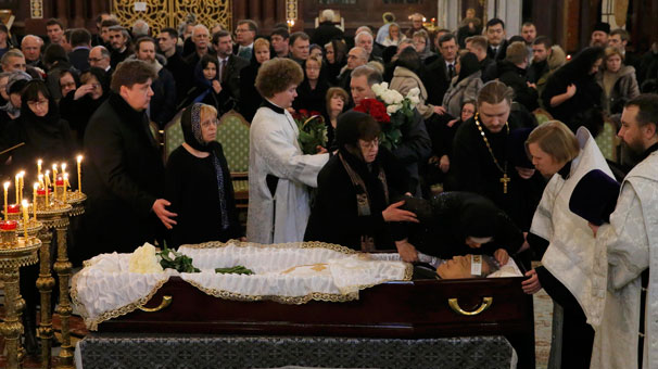 Karlovu Putin şəxsən yola saldı - Dəfndən fotolar