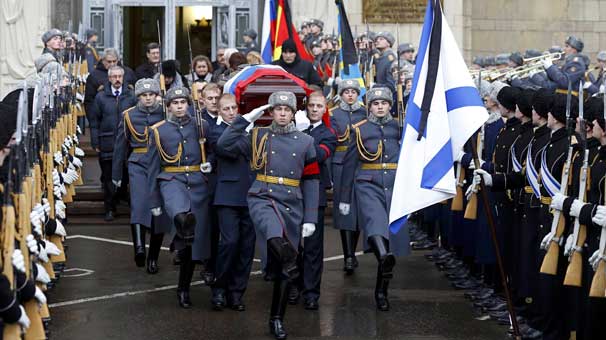 Karlovu Putin şəxsən yola saldı - Dəfndən fotolar