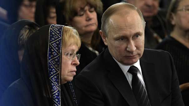 Karlovu Putin şəxsən yola saldı - Dəfndən fotolar