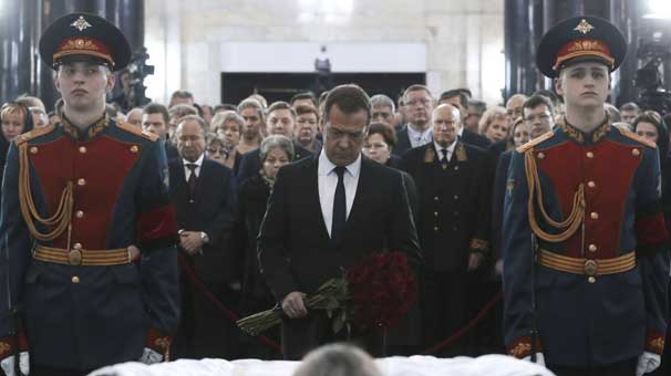 Karlovu Putin şəxsən yola saldı - Dəfndən fotolar