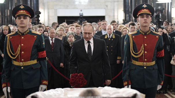 Karlovu Putin şəxsən yola saldı - Dəfndən fotolar