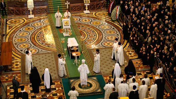 Karlovu Putin şəxsən yola saldı - Dəfndən fotolar