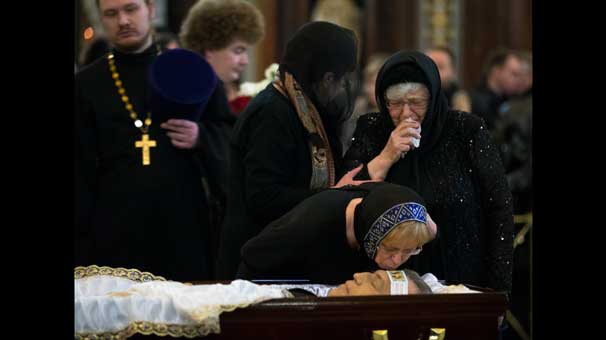 Karlovu Putin şəxsən yola saldı - Dəfndən fotolar