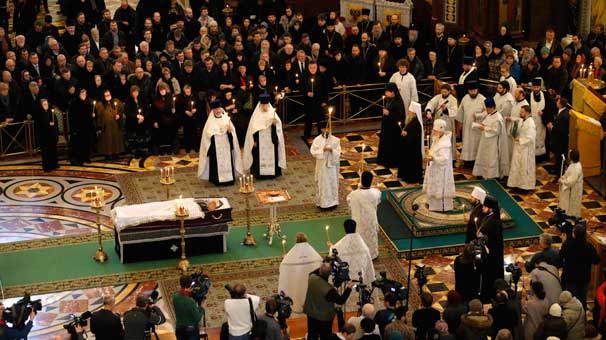 Karlovu Putin şəxsən yola saldı - Dəfndən fotolar