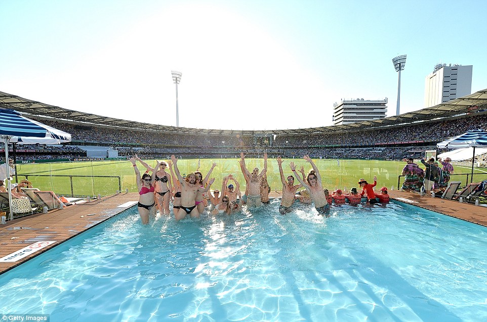 Bu xanımlar matçı hovuzdan izlədilər - Fotolar