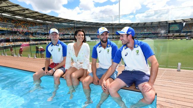 Bu xanımlar matçı hovuzdan izlədilər - Fotolar