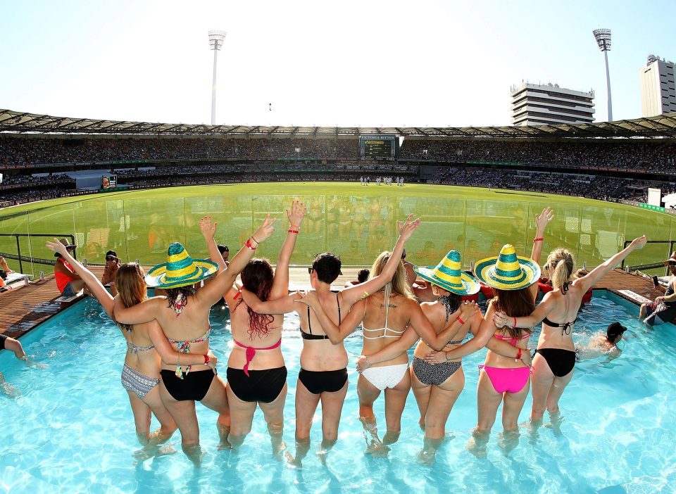 Bu xanımlar matçı hovuzdan izlədilər - Fotolar