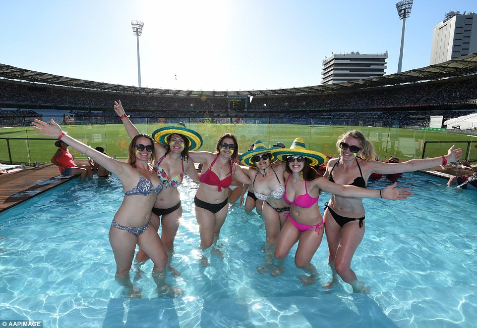 Bu xanımlar matçı hovuzdan izlədilər - Fotolar