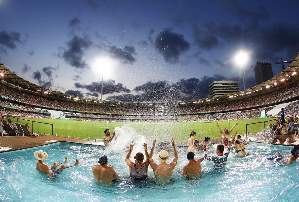 Bu xanımlar matçı hovuzdan izlədilər - Fotolar