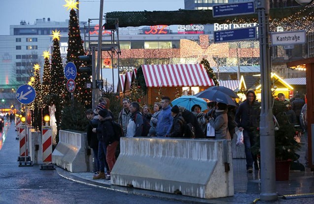 Berlində Yeni il yarmarkası yenidən açıldı -  Terrordan sonra +Fotolar