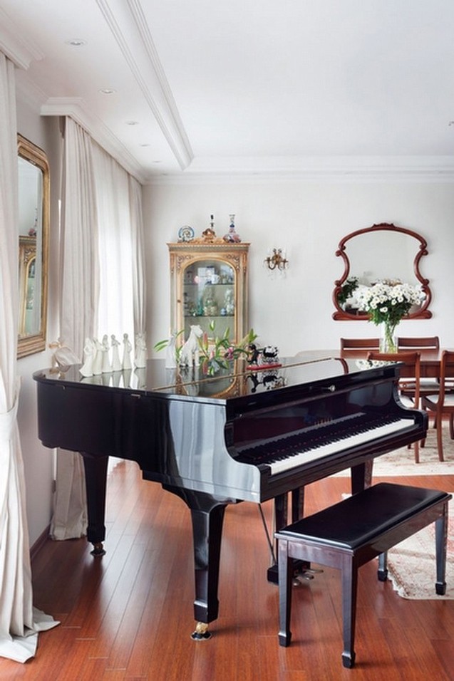 Nilufer və 11 pişiyinin qaldığı lüks villa -  Fotolar