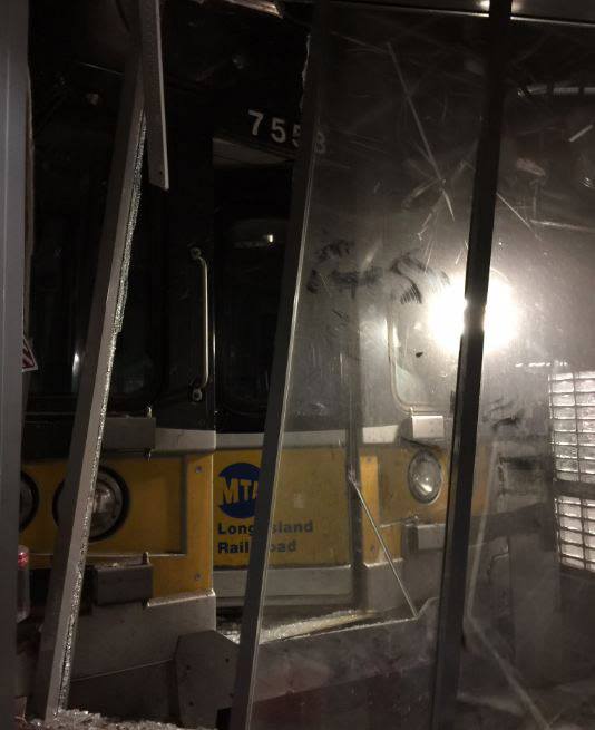 ABŞ-da sərnişin qatarı relsdən çıxıb - 103 yaralı+Video