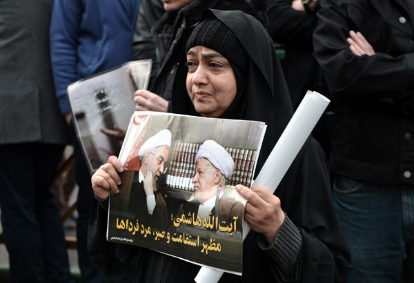 Rəfsəncaninin qızı onu belə yola saldı  -  İranda vida...+Fotolar