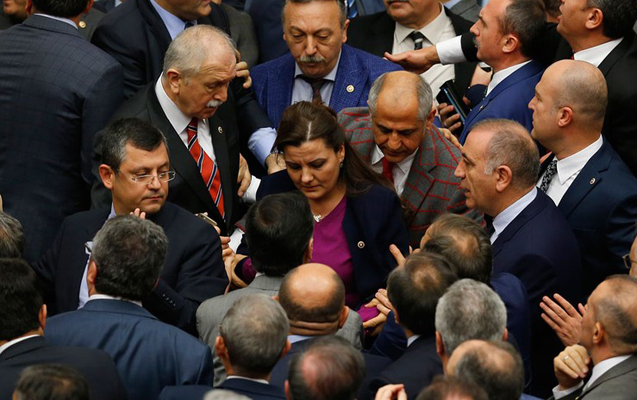 Türkiyə parlamentində yumruq davası - Video