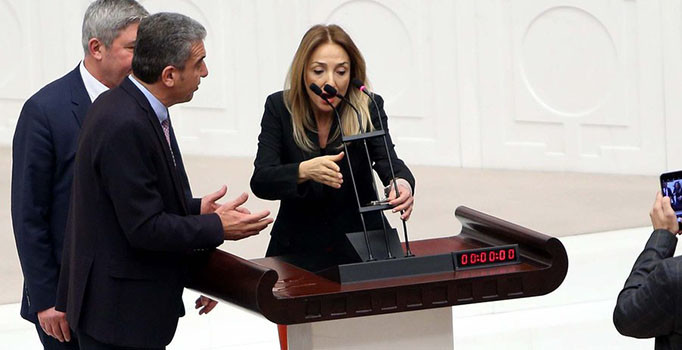 TBMM-də etiraz - Deputat özünü mikrofona qandalladı+ Video