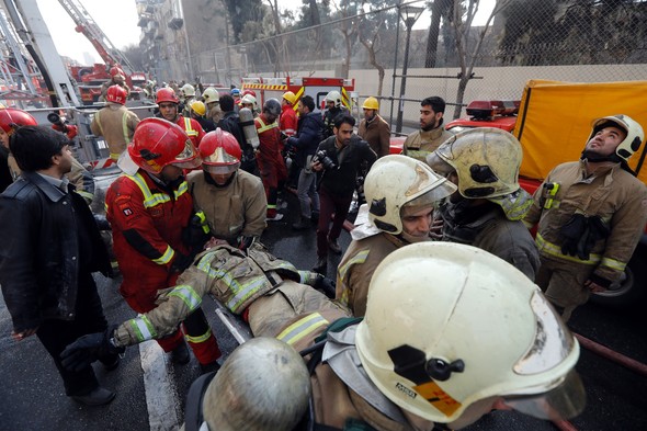 İrandan ürəkağrıdan fotolar -  Ölən həmkarları üçün ağladılar