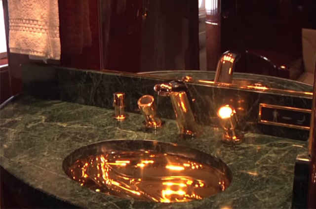 Trampın 100 milyonluq təyyarəsi -  Hamamın kranları qızıldandır + Fotolar