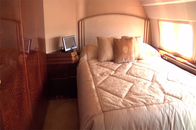 Trampın 100 milyonluq təyyarəsi -  Hamamın kranları qızıldandır + Fotolar