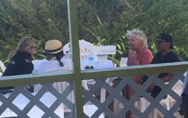 Özəl adada dincələn Obama cütlüyü paparazilərə yaxalandı - Fotolar Özəl adada dincələn Obama cütlüyü paparazilərə yaxalandı - Fotolar