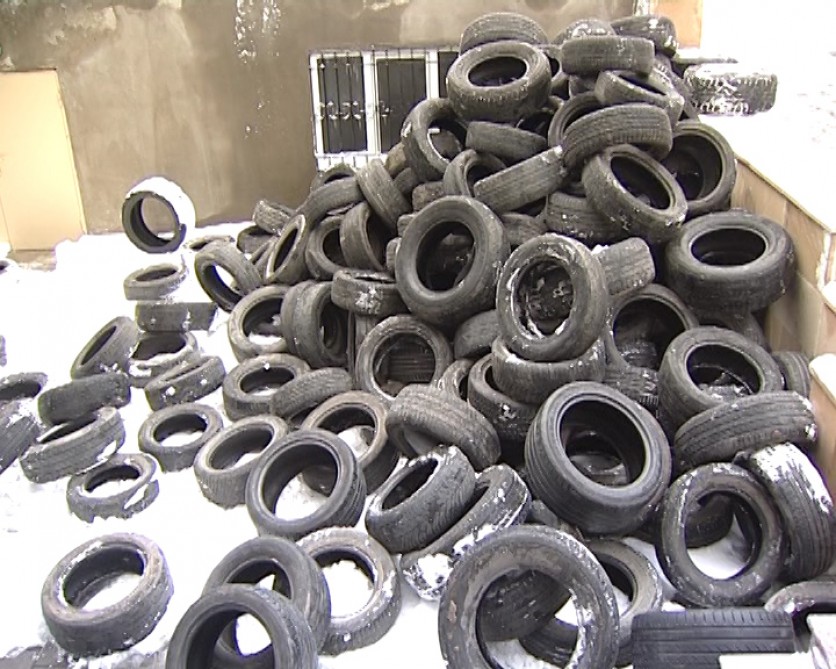 Yararsız maşın təkərləri satan şəxs tutuldu -  Foto