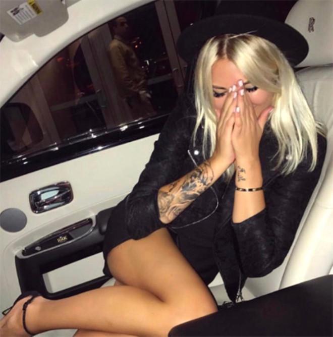 Bahalı hədiyyələr, çılpaq pozalar, içki şənlikləri... -  Fotolar