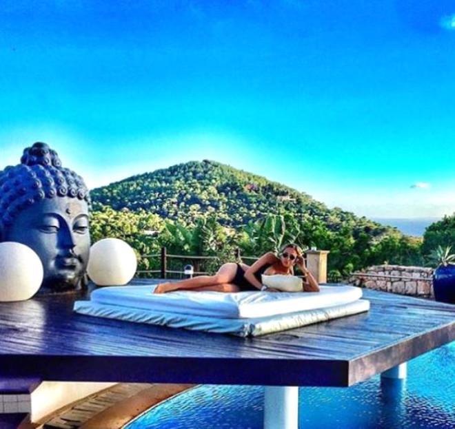 Bahalı hədiyyələr, çılpaq pozalar, içki şənlikləri... -  Fotolar