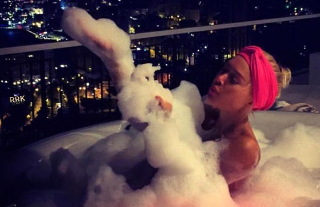 Bahalı hədiyyələr, çılpaq pozalar, içki şənlikləri... -  Fotolar