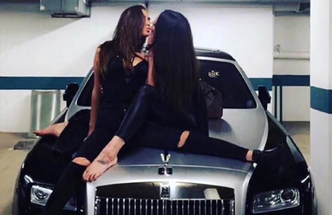 Bahalı hədiyyələr, çılpaq pozalar, içki şənlikləri... -  Fotolar