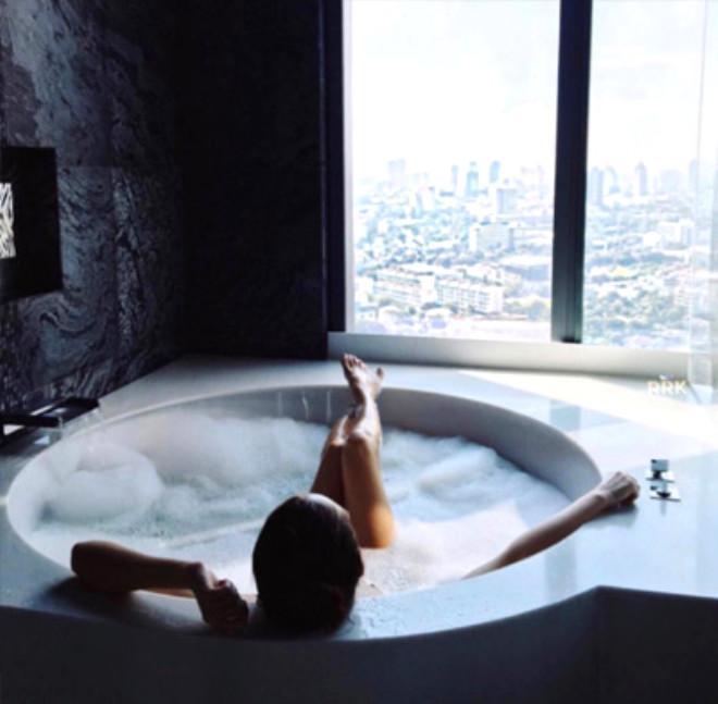 Bahalı hədiyyələr, çılpaq pozalar, içki şənlikləri... -  Fotolar