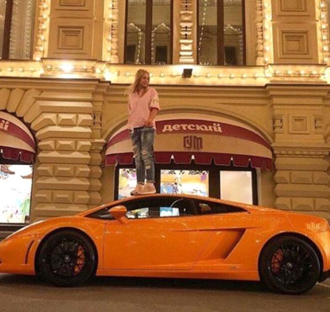 Bahalı hədiyyələr, çılpaq pozalar, içki şənlikləri... -  Fotolar