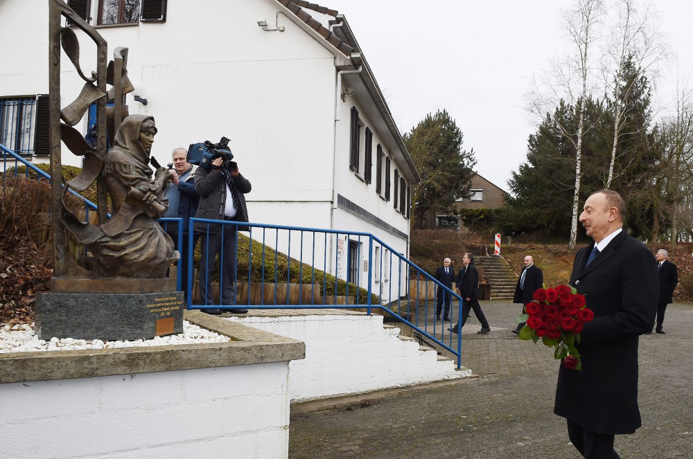 Prezidentlə xanımı Natəvanın abidəsini ziyarət etdi - Fotolar