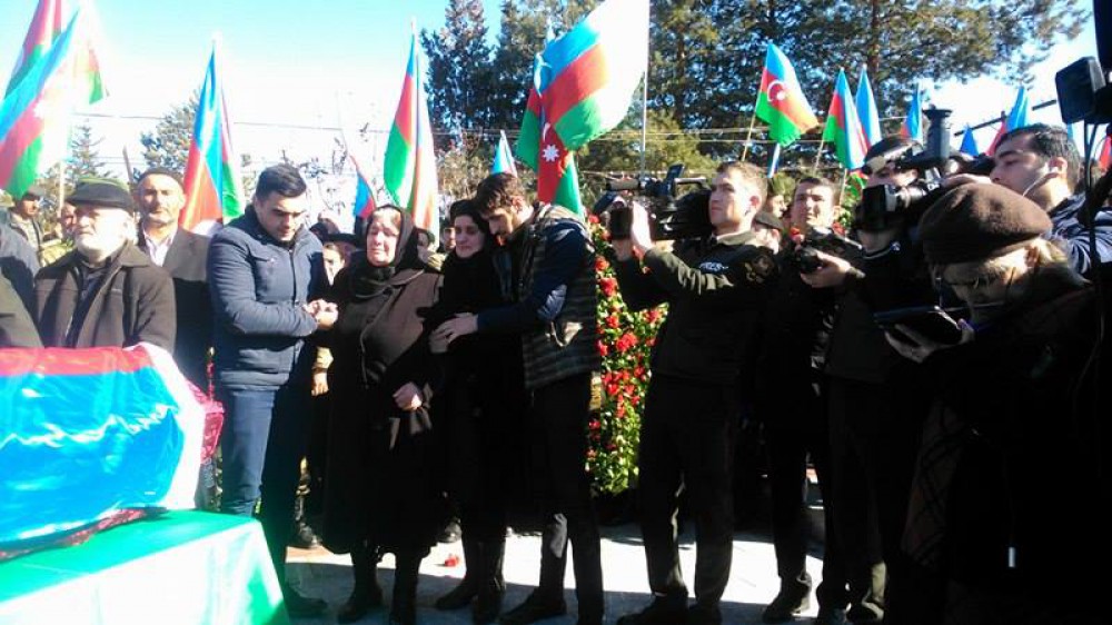 Şəhidimizin dəfnində böyük izdiham -   Fotolar